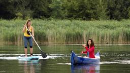 Jasmin Sayed, (Sesede Teriyan) ist am frühen Morgen mit dem Kanu auf der Müggelspree unterwegs. Dort trifft sie auf Sophie Reuting  (Kompaarsin) auf dem SUP.