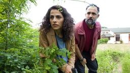 Jasmin Sayed (Sesede Terziyan) und Noyan Moschiri (David A. Hamade) beobachten das flüchtende Boot am Anleger.