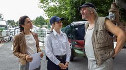 Jasmin Sayed (Sesede Terziyan, li.) und Paula Sprenger (Sarina Radomski, mi.) befragen Skipper Möhlmann (Michael Kind, re.) in der Sunrise Marina.
