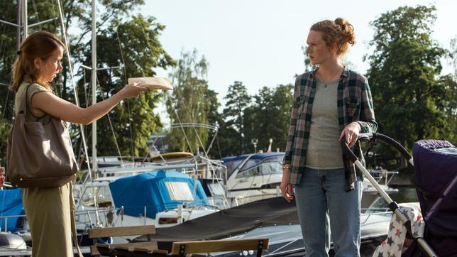 Bild: ARD/Daniela Incoronato Judith Baumann (Lena Dörrie) bietet Clara Richter (Stella Hinrichs) einen Deal an.