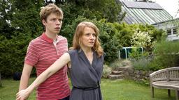 Kristin Ortler (Annika Martens) schützt ihren Sohn David (Simon Fabian) vor Dennis Sauer, der überraschend nach 15 Jahren Haft in ihrem Garten steht.