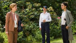 Paula Sprenger (Sarina Radomski) und  Jasmin Sayed (Sesede Terziyan) werden von Polizeipräsidentin Alexandra Falkenbach (Marion Kracht) im Garten der Familie Heppendorf überrascht.