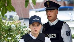 Paula Sprenger (Sarina Radomski) und Wolf Malletzke (Christoph Grunert) wissen nun, wer der Täter ist.