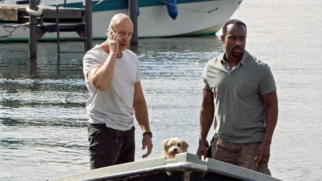 Bild: ARD/Daniela Incoronato Wolf Malletzke (Christoph Grunert) fährt mit Makoye Schneider (Jerry Kwarteng) zu seiner geliebten Datsche mit Havelblick. Dann entdeckt er vor seiner Kleingartenkolonie eine Leiche im Wasser.