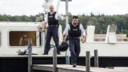Wolf Malletzke (Christoph Grunert) und Fahri Celik (Hassan Akkouch) hoffen, dass sie bei der Geldübergabe die Kidnapper schnappen können.
