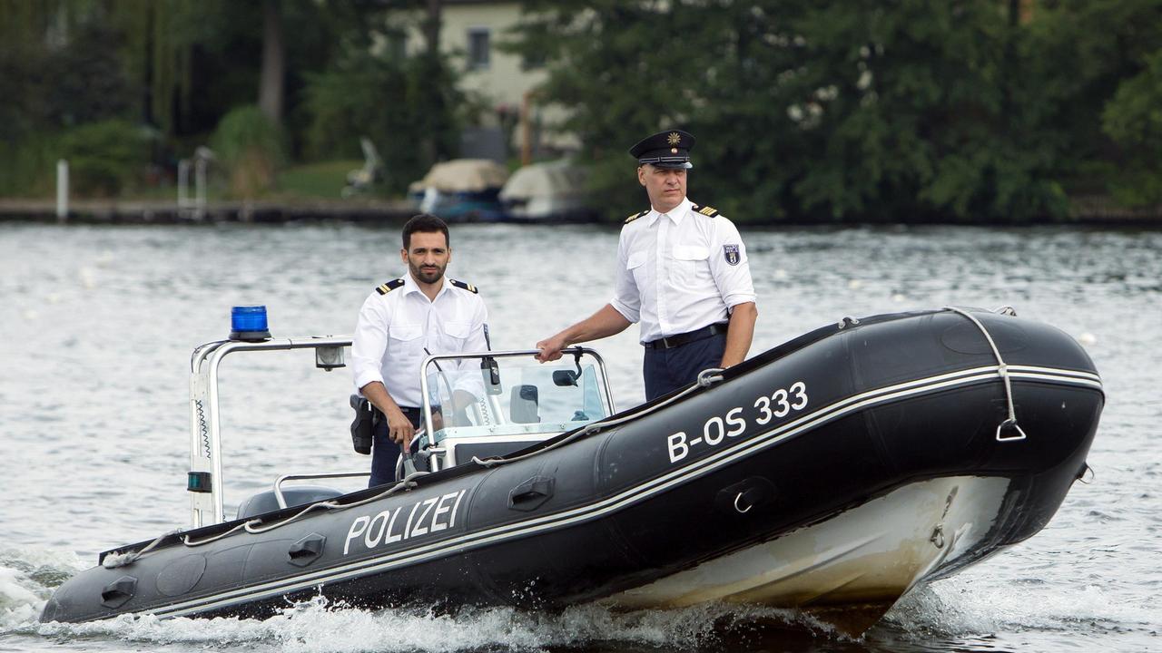 Wolf Malletzke (Christoph Grunert) und Fahri Celik (Hassan Akkouch) mit dem Polizeiboot auf dem Weg zur Ruderstrecke Grünau - die Olympionikin Dagmar Ehwald wurde tot im Wasser gefunden.