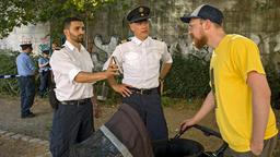 Wolf Malletzke (Christoph Grunert, mi.) und Fahri Celik (Hassan Akkouch, li.) zeigen Olaf Sieht (Timo Mewes, re.) ein Foto der verschwundenen Obdachlosen.