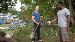Wolf Malletzke (Christoph Grunert) und Makoye Schneider (Jerry Kwarteng) gehen den geheimnisvollen Gerüchten in der Kleingartenkolonie nach und buddeln den Komposthaufen um.
