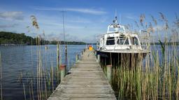 Die Silbermöwe parkt für den Dreh der 1. Folge ("Alle in einem Boot") an einem Steg im Wannsee.