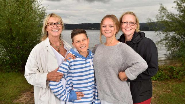 Familienfoto: Die alleinerziehende Mutter Nele (Floriane Daniel, r.) mit ihrer pubertierenden Tochter Johanna (Sofie Eifertinger, 2.v.r.) und ihrem wilden Sohn Niklas (Noah Calvin, 2.v.l.) und ihrer Mutter Mechthild (Diana Körner, l.) (