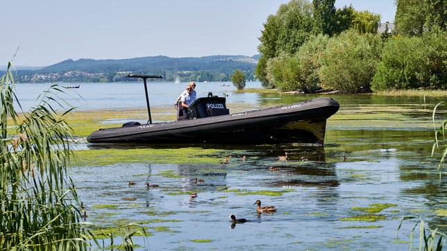  Mit dem Polizei-Schnellboot unterwegs auf dem Bodensee: Paul Schott (Tim Wilde, l.) und Nele Fehrenbach (Floriane Daniel, r.).