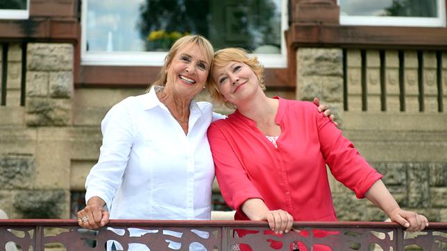 Nele Fehrenbach (Floriane Daniel, r.) mit ihrer Mutter Mechthild (Diana Körner, l.).