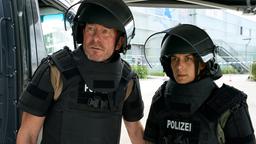 Alexandra Schulz (Borglárka Horváth) und Einsatzleiter Matthias Krämer (Martin Lindow) beobachten entsetzt wie der Blindgänger explodiert.