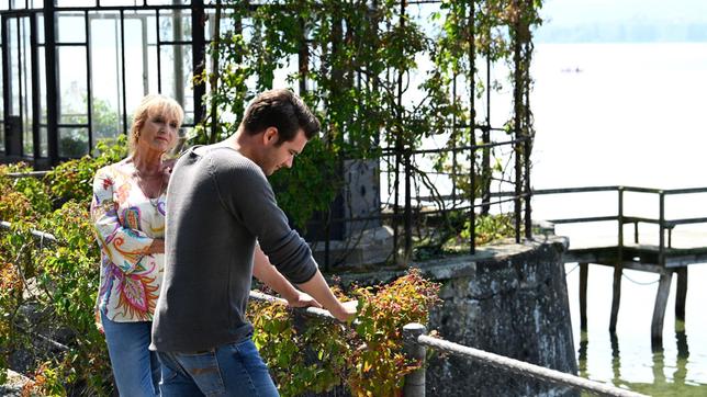 Bild: ARD/Laurent Trümper Auch Neles Mutter Mechthild Fehrenbach (Diana Körner) versucht Jakob Frings (Max König) zu trösten.