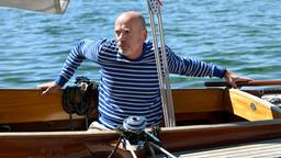 Bootsbesitzer Helmut Pohl (Ralf Beckord) gerät mit dem Segler Lorenz Haller aneinander.
