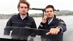 Bootsführer (Theo Floetemeyer) und Jakob Frings (Max König) sind auf der Suche nach einer Verdächtigen.