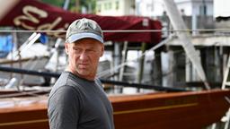 Boris Kukies (Rainer Strecker) arbeitet nach verbüßter Haftstraße im Wassertaxi-Betrieb seines Bruders.