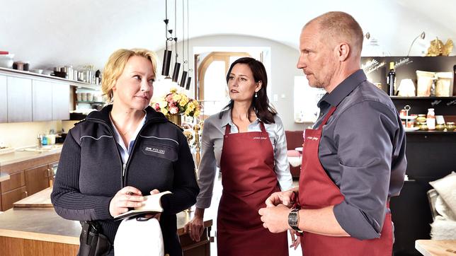 Bild: ARD/SWR/Patrick Pfeiffer Nele Fehrenbach (Floriane Daniel, l.) befragt Manfred (Thorsten Nindel, r.) und Anja Görlinger (Sabine Lorenz, M.), die Geschäftspartner von Kleber.