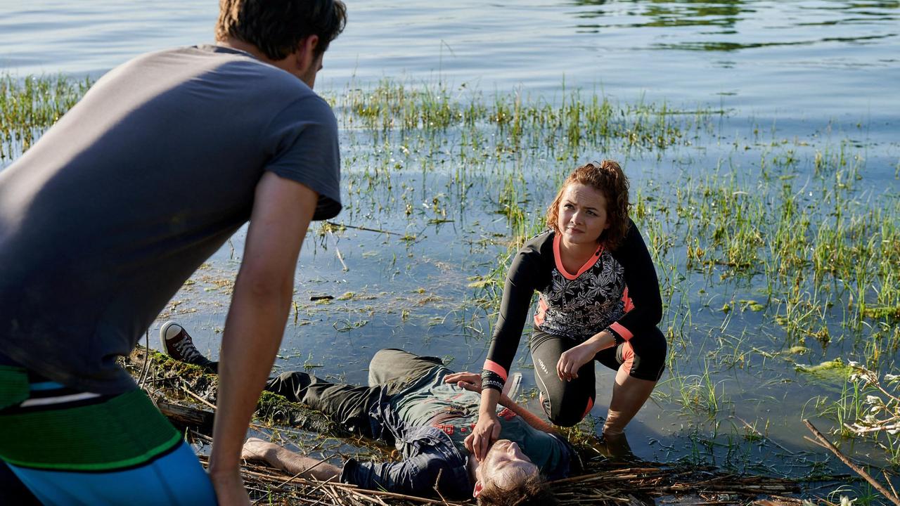 Das morgendliche Stand-up-Paddling von Jakob Frings (Max König) und Julia Demmler (Wendy Güntensperger) in der Liebesbucht findet ein jähes Ende, als Julia einen leblosen Körper am Ufer des Bodensees entdeckt.