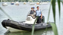 Nele Fehrenbach (Floriane Daniel, l.) und Pirmin Spitznagel (Simon Werdelis, r.) im Einsatz mit dem Polizeiboot Bodan 2 auf dem Bodensee.