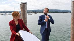 Der Politiker Götz Eberlein (Robert Schupp) mit seiner persönlichen Assistentin Astrid Garber (Isabella Bartdorff) bei einem Fototermin für seinen Landtagswahlkampf.