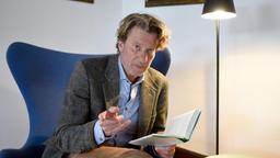 Der Schauspieler Michael Hartmann (Michaelvon Au) hat schon bessere Zeiten gesehen. Der einst als „Alpenbulle“ gefeierte TV-Star, liest nun vor einem exklusiven Publikum in der Meersburg, aus seinem neuen Buch.