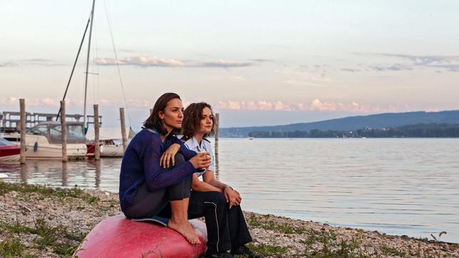 Bild: ARD/Daniel Schmid Der Wassersportlehrer von Julia Demmler (Wendy Güntensperger) wurde tot aus dem Bodensee geborgen. Sie wollte der Witwe Catrin Dellbrück (Maddalena Noemi Hirschal) die Nachricht persönlich überbringen.