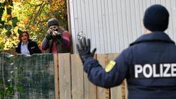 Die Hausmeisterin des Schießplatzes Karen Moll (Lucy Wirth, h.) hat sich im Wald verschanzt. Julia Demmler (Wendy Güntensperger, h.) und Nele Fehrenbach (Floriane Daniel) versuchen zu deeskalieren.