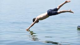 Ein Wakeboarder ist verunglückt - ohne zu zögern hechtet Jakob Frings (Max König) zu seiner Rettung in den Bodensee.