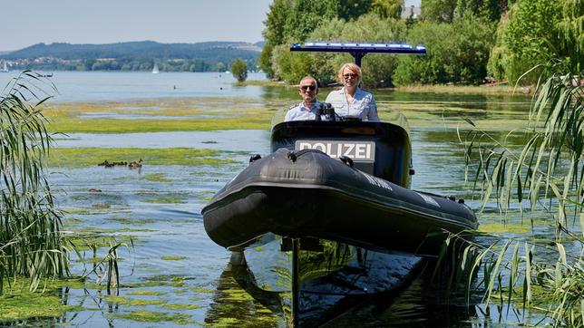 Bild: ARD/Nicolas Gradicsky Ermittlungen in der "Liebesbucht": Paul Schott (Tim Wilde) und Nele Fehrenbach (Floriane Daniel) auf der Bodan 2.