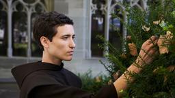Im Klostergarten wird Nele auf den jungen Mönch Max (Valentia Repetto) aufmerksam. Er ist als Mönch auf Zeit im Kloster Oberzell.