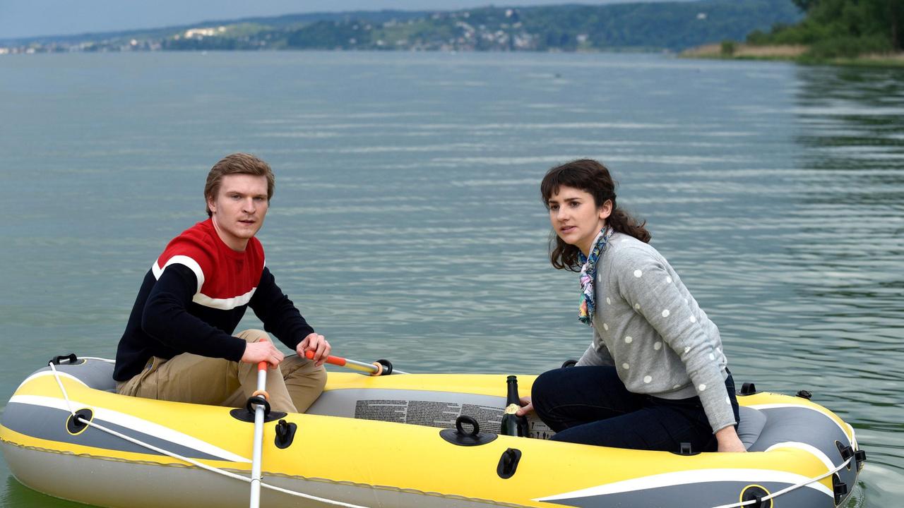 In rasender Geschwindigkeit nähert sich ein Sportboot dem Schlauchboot der beiden frischgebackenen Abiturienten Anna (Anuschka Tochtermann) und Florian (David Meyer).