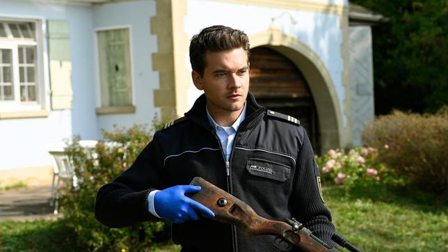 Bild: ARD/Laurent Trümper Jakob Frings (Max König) sichert das Gewehr, das immer auf dem Boot des Familienpatriarchen für die Entenjagd parat lag.