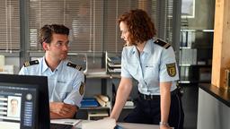 Jakob Frings (Max König) und Julia Demmler (Wendy Güntensperger) spekulieren, wer den Likör "Konstanzer Kwitte" mit Gift versetzt haben könnte.