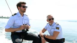 Jakob Frings (Max König) und Paul Schott (Tim Wilde) suchen den Himmel nach einer Drohnen ab mit denen Anschläge auf Schiffe auf dem Bodensee durchgeführt werden.