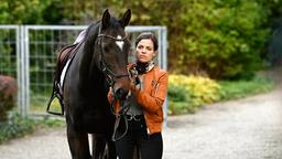 Jenny Guldenstein (Giulia Goldammer), Pferdenärrin und passionierte Jägerin, ist nach Tod des Familienoberhauptes aus Kanada zurückgekehrt, um die Nachlassangelegenheiten mit ihren Brüdern zu regeln.