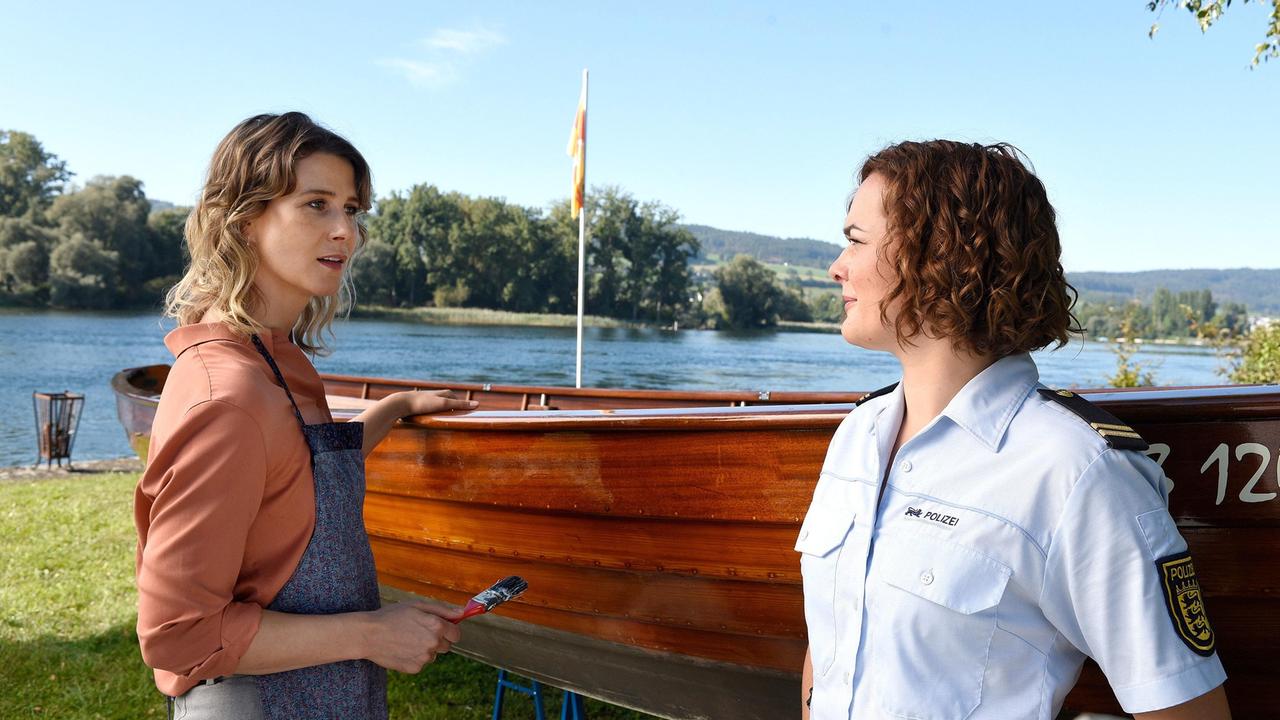 Julia Demmler (Wendy Güntensperger) fragt Katrin Ritter (Katrin Röver), in welchem Verhältnis deren Mann zu der ermordeten Schülerin stand.
