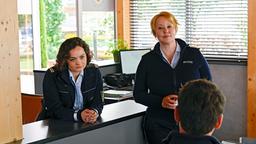 Julia Demmler (Wendy Güntensperger), Nele Fehrenbach (Floriane Daniel) und Jakob Frings (Max König) diskutieren die Ermittlungsergebnisse.