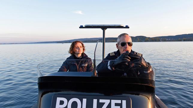 Julia Demmler (Wendy Güntensperger) und Paul Schott (Tim Wilde) sind auf dem Weg zu Ermittlungen.
