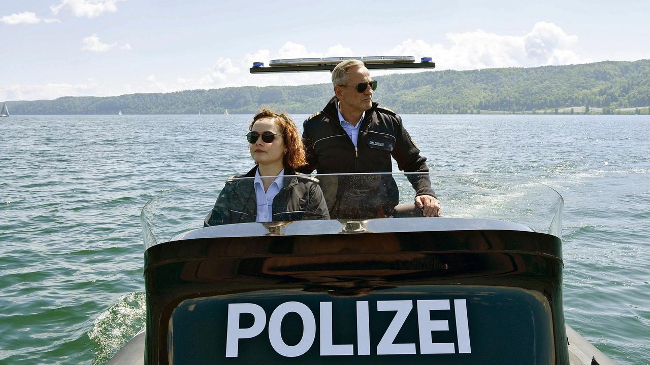 Julia Demmler, (Wendy Güntensperger) und Paul Schott (Tim Wilde) suchen mit dem Schnellboot den Bodensee nach einem gefährlichen Drogenkurier ab.