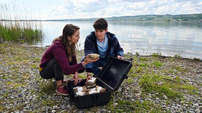 Bild: ARD/Bernd Schuller Katja Hartmann (Matilda Merkel) und Marco Reichert (Silvio Kretschmer) finden am Ufer des Bodensees einen Koffer voller Kokain.