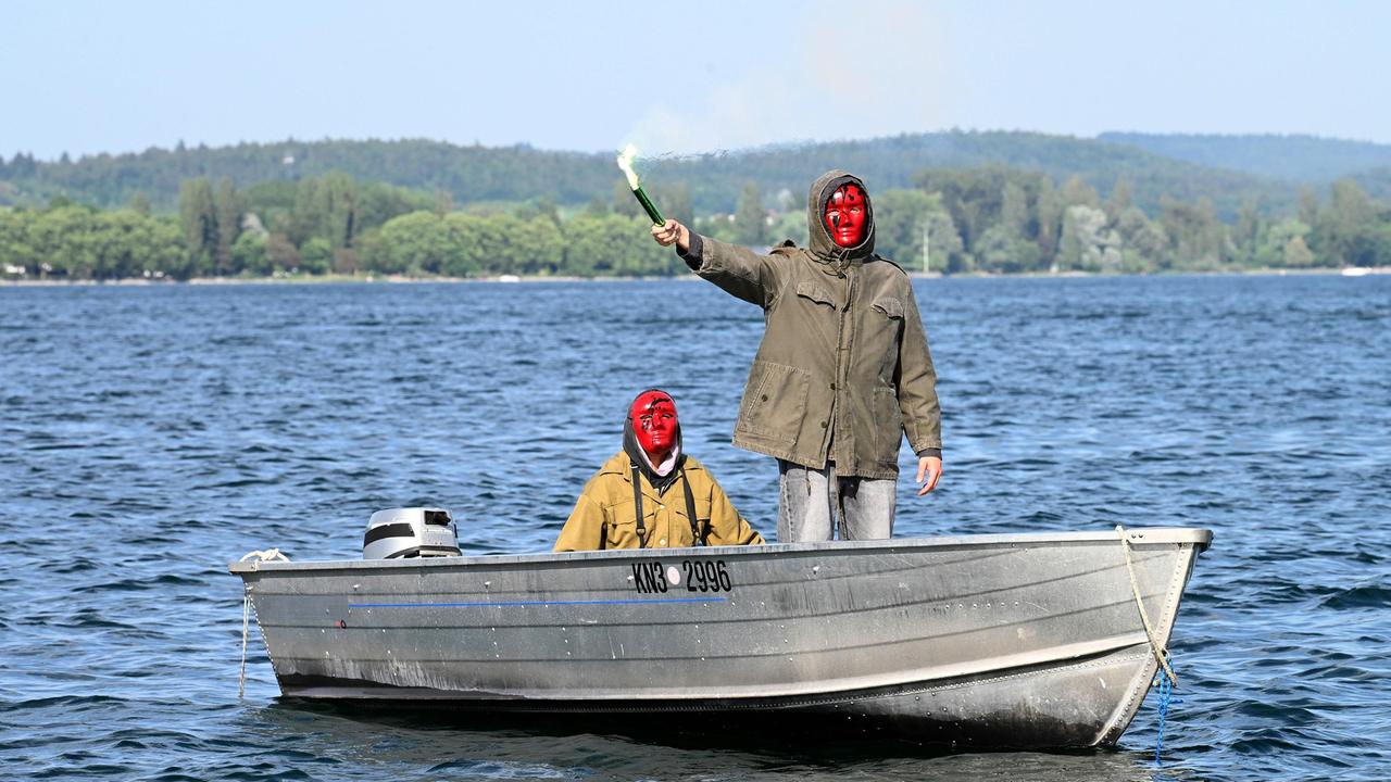 Kisha (Tua El-Fawwal) und David Kampmann (Leon Blaschke) überfallen die Kampmann-Yacht.