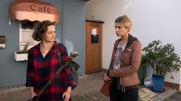 Lena Teuber (Jaëla Probst) warnt Julia Demmler (Wendy Güntensperger) vor den Verführungskünsten ihres Chefs Tobias.