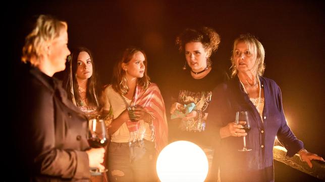 Bild: ARD/SWR/Patrick Pfeiffer Mechthild (Diana Körner) erzählt Johanna (Sofie Eifertinger) und ihren Freundinnen Sina (Daria von Loewenich, 2.v.r..) und Caroline (Olivia Müller-Elmau) die gruslige Sage vom Seemärling. Nele (Floriane Daniel) amüsiert sich.