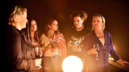 Mechthild (Diana Körner) erzählt Johanna (Sofie Eifertinger) und ihren Freundinnen Sina (Daria von Loewenich, 2.v.r..) und Caroline (Olivia Müller-Elmau) die gruslige Sage vom Seemärling. Nele (Floriane Daniel) amüsiert sich.