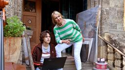 Mechthild Fehrenbach (Diana Körner) beratschlagt mit ihrem Enkel Niklas Fehrenbach (Noah Calvin), wie sie die Erbschaft zu Geld machen können.