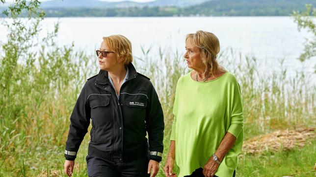 Bild: ARD/Nicolas Gradicsky Mechthild Fehrenbach (Diana Körner) zeigt ihrer Tochter Nele Fehrenbach (Floriane Daniel), die Stelle des Drehorts, den sie auf der gefundenen Kamera gesehen hat. Nele entdeckt Blut- und Schleifspuren.