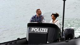 Michael Jungbluth (Florian Schmidtke) hat das WaPo- Boot gekapert, weil er seiner Geliebten Zola Burchardt (Sithembile Menck) helfen will. Diese steht unter dem Verdacht ihren Mann ermordet zu haben.