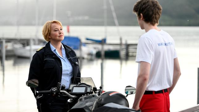 Bild: ARD/Laurent Trümper Nele Fehrenbach (Floriane Daniel) befragt Leon Berg (Florian Burgkart). Der Kollege des Toten soll erklären, wie er sich mit seinem Einkommen, ein solch teures Motorrad leisten kann?