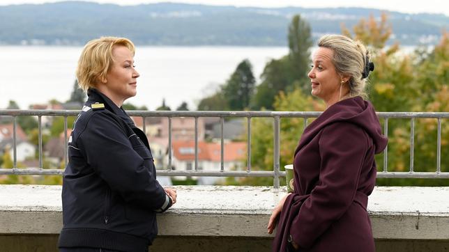 Bild: ARD/Laurent Trümper Nele Fehrenbach (Floriane Daniel) ermitteltelt an der Uni im Fall einer ermordeten Wissenschaftlerin und befragt deren Kollegin Hannah Havas (Katharina Pichler).